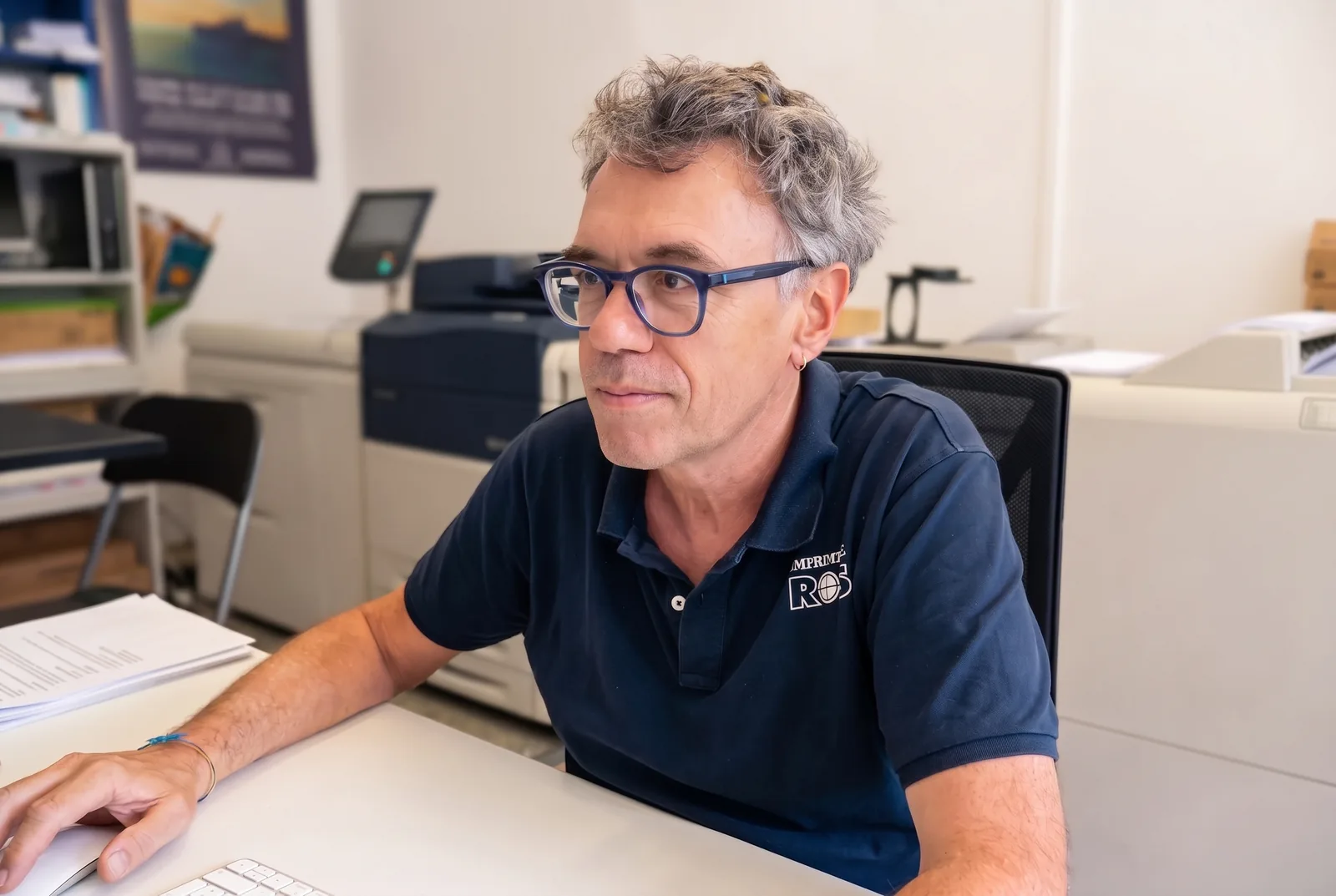 Cédric Beaud à son poste de travail, en polo ROS