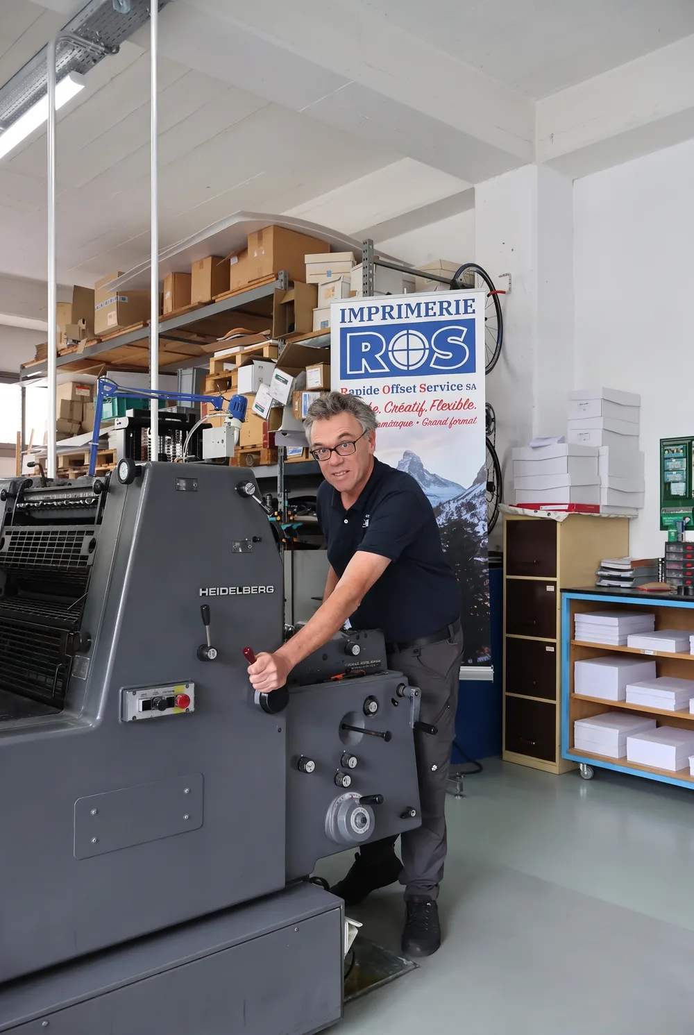 Cédric Beaud au poste de commande de la presse offset Heidelberg