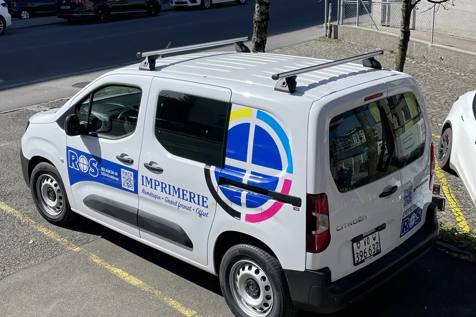 L'utilitaire électrique de l'imprimerie, aux couleurs de ROS