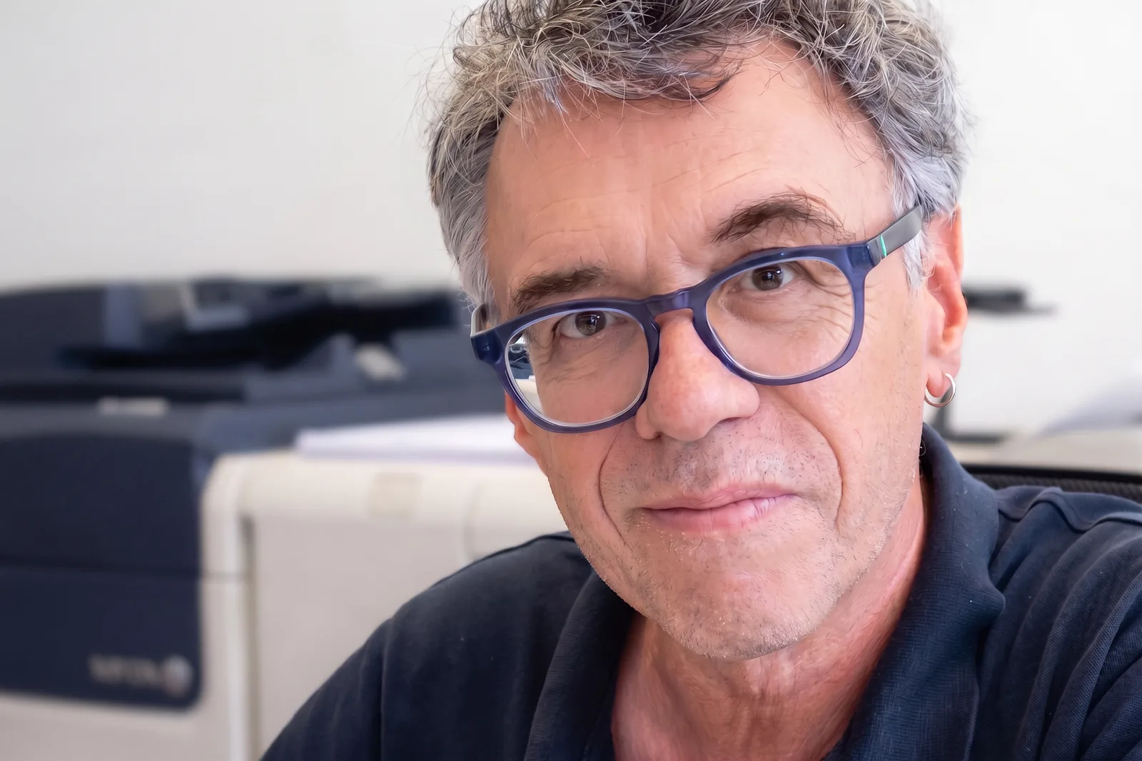 Portrait de Cédric Beaud devant la presse numérique